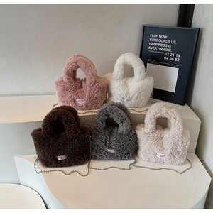 Borse a secchiello in peluche in cinque colori con sottili tracolle a catena