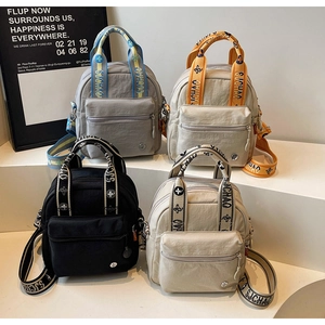 Vue détaillée de mini sacs à bandoulière en nylon en quatre couleurs avec sangles fleuries