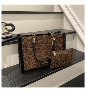 Dettaglio borsa shopper leopardata con bordo in peluche e tracolla a catena