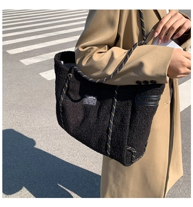 Détail du sac fourre-tout noir en laine bouclée avec poignées en corde tressée