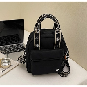 Détail d'un sac à dos en nylon noir avec bretelles en jacquard dans un décor minimaliste