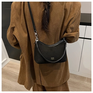 Detailansicht der schwarzen Hobo-Tasche aus Wildleder mit verstellbarer silberner Schnalle