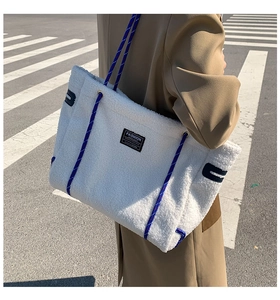 Détail du sac cabas en polaire blanche avec bandoulière en corde tressée bleue et rouge