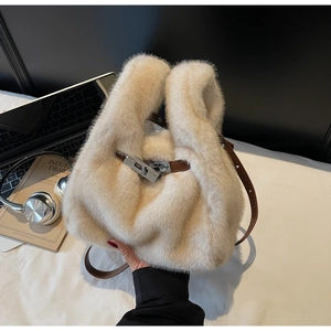 Dettaglio della borsa in peluche con chiusura a scatto in metallo e tracolla in pelle