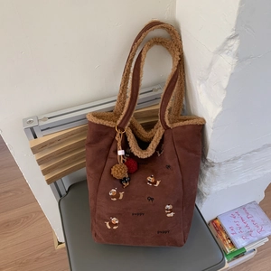 Detail der Plüsch-Tote-Bag mit Puppy-Stickerei und weichem Wildlederimitat mit Lammwollfutter