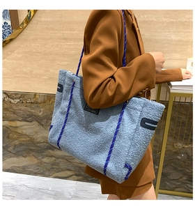 Détail du sac cabas en polaire bleu clair avec anse en corde et sangle latérale décorative