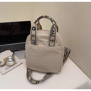 Détail du sac à bandoulière compact avec sangles SJCHAO et tissu résistant à l'eau