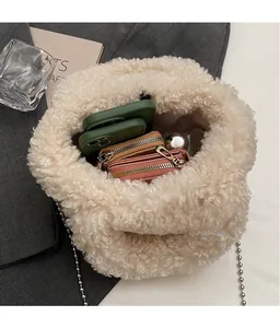 Vista dall'alto della borsa a secchiello in sherpa crema con interno ampio e catena argento