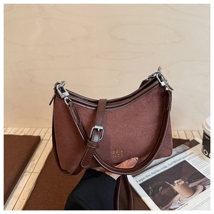 Detailansicht der dunkelbraunen Wildleder-Halbmondtasche mit Lederbesatz und Schnalle aus Silber