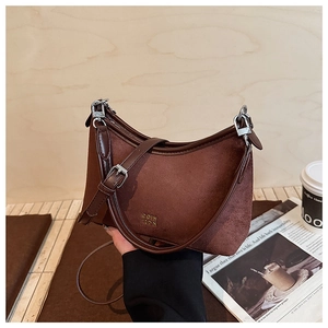 Detail der Vintage-Hobo-Tasche aus braunem Wildleder mit COIH 2DN Logo und Schnalle