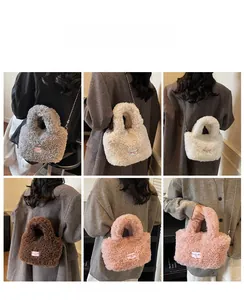 Borse a tracolla in peluche in sei colori con catena metallica e etichetta decorativa