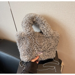 Dettaglio della borsa a secchiello grigia in peluche con catena a sfere metalliche