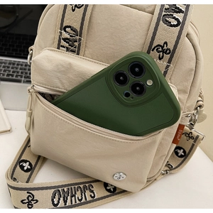 Détail du sac bandoulière en nylon avec sangle à logo et rangement pour smartphone