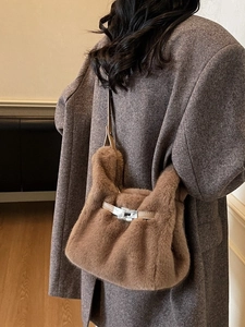 Borsa a tracolla in peluche cammello con fibbia in metallo per outfit invernali