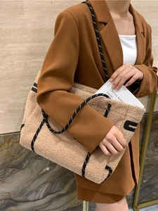 Grand sac fourre-tout en polaire sherpa marron clair avec corde tressée sur mannequin