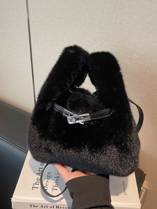 Borsa a secchiello in peluche nero con fibbia argento e cinturino in pelle donna