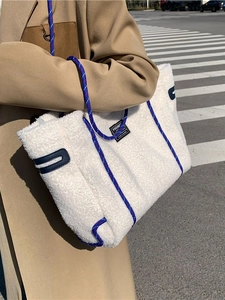 Sac fourre-tout blanc en peluche avec poignée en corde tricolore et étiquette mode