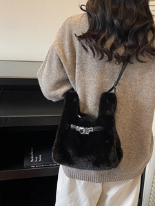 Borsa a mano chic in ecopelliccia nera con chiusura argento e tracolla in pelle per inverno