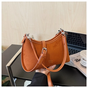 Details der braunen Wildleder-Hobo-Tasche mit Schnalle und Lederriemen
