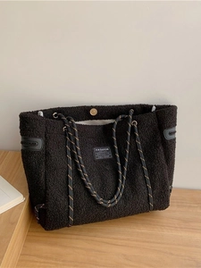 Sac cabas en polaire noire avec bandoulière tissée et écusson Fashion Instinct