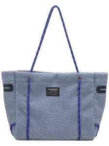 Sac cabas en polaire bleu clair avec poignées en corde tissée et logo fashion épuré