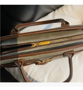 Nahaufnahme des glatten goldfarbenen Metallreißverschlusses an der Retro-Tasche