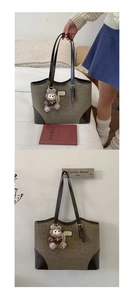 Dettaglio della borsa tote leopardata con finiture in pelle marrone e ciondolo orso