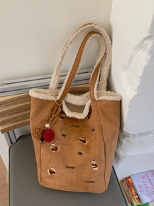 Braune Wildleder-Tragetasche mit weichem Lammfellbesatz und niedlicher Welpen-Stickerei