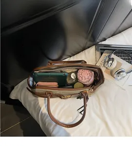 Detailansicht einer geräumigen Vintage-Tragetasche mit Platz für tägliche Essentials