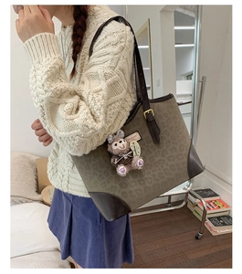 Borsa tote leopardata in tela con finiture in pelle marrone e ciondolo di peluche