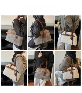 Retro-Tragetasche in Marmorgrau und Beige, zeigt Schultertragestil und die Taschengröße