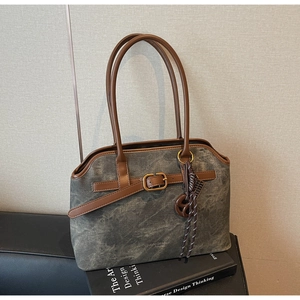 Details der Vintage-Einkaufstasche aus Retro-Waschstoff und braunen Lederriemen