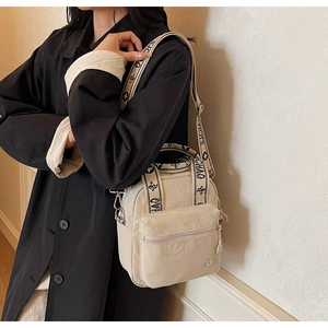 Détail du sac bandoulière en toile beige avec larges bandoulières brodées CHAO
