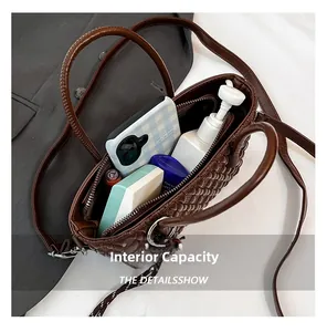 Detailansicht der geflochtenen Beuteltasche mit viel Platz für Handy und Kosmetik