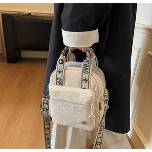Détail du sac en nylon blanc crème avec bandoulières jacquard à fleurs SJCHAO stylées