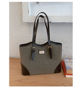Dettaglio della borsa tote leopardata con finiture in pelle marrone e metallo dorato
