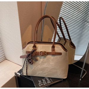 Detail der beige Vintage-Einkaufstasche aus Wildleder mit braunen Lederriemen