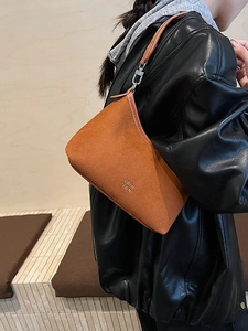 Braune Vintage Wildleder Umhängetasche in Halbmondform mit schmalem Riemen für Damen