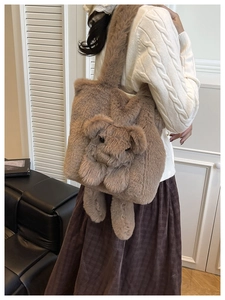 Détail d'un sac cabas en peluche marron avec motif d'ours 3D et texture en fourrure douce
