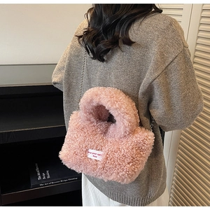 Borsa a tracolla in peluche rosa con catena e morbida consistenza in ecopelliccia