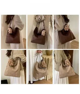 Sac hobo porté avec pendentif ours en peluche illustré sous divers angles de style lifestyle
