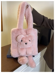 Détail du sac à main en peluche rose avec décoration d'ours en peluche 3D douce
