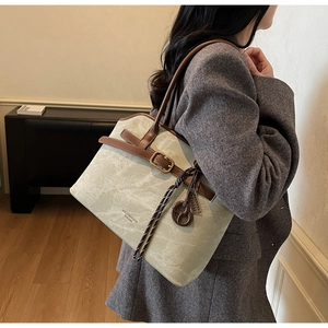 Detailansicht der hellblauen Tote Bag mit Marmormuster und braunen Ledergriffen