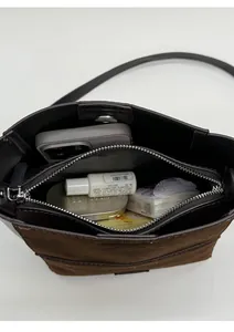 Vue détaillée de l'intérieur du sac seau compact avec smartphone et cosmétiques