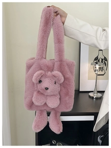 Gros plan sur un sac à main en peluche rose avec un design de nounours 3D mignon