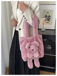 Vue détaillée d'un sac fourre-tout en peluche rose avec un charmant ours en peluche en 3D