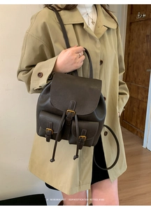 Minimalistischer dunkelbrauner PU-Lederrucksack im Retro-Stil mit Schnallenverschluss