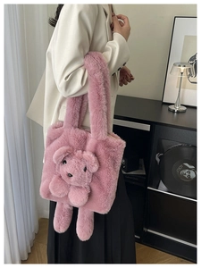 Détail du sac cabas en peluche rose avec décor d'ours en 3D et texture douce en fausse fourrure