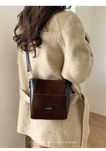 Détail du sac seau marron avec patchwork en daim et cuir et étiquette NO FILTER