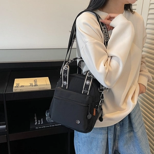 Sac bandoulière noir en nylon pour femme avec bandoulière jacquard contrastée